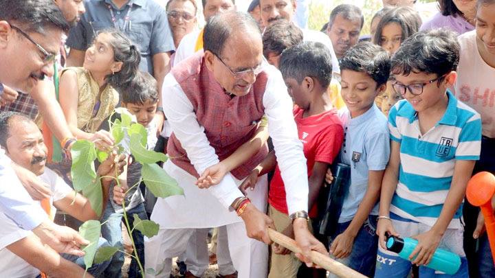 मुख्यमंत्री श्री चौहान के साथ बच्चों ने लगाया पीपल का पौधा